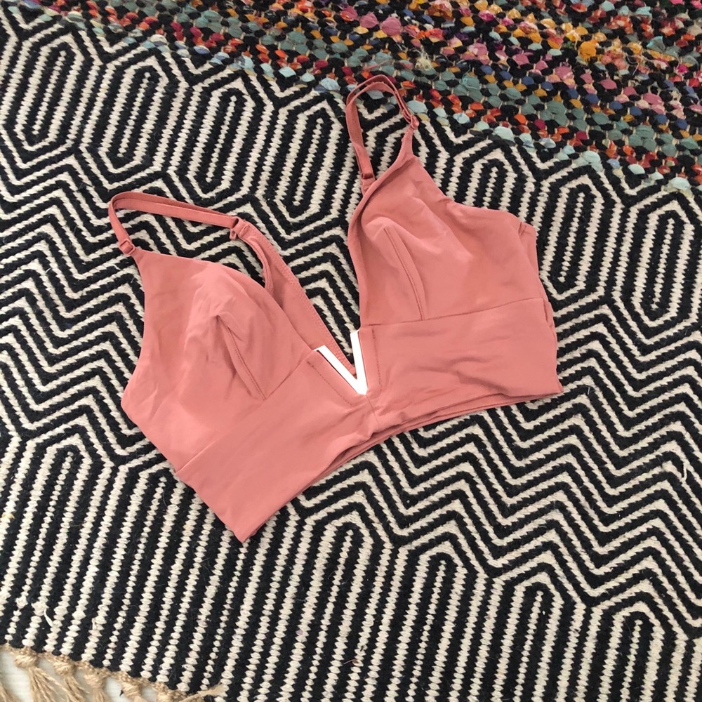 NWOT VS Sports Bra with Metal Center-Size Small